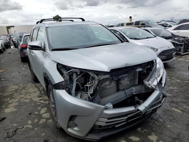 VIN 5TDJZRFH1KS613983 2019 Toyota Highlander, SE no.4