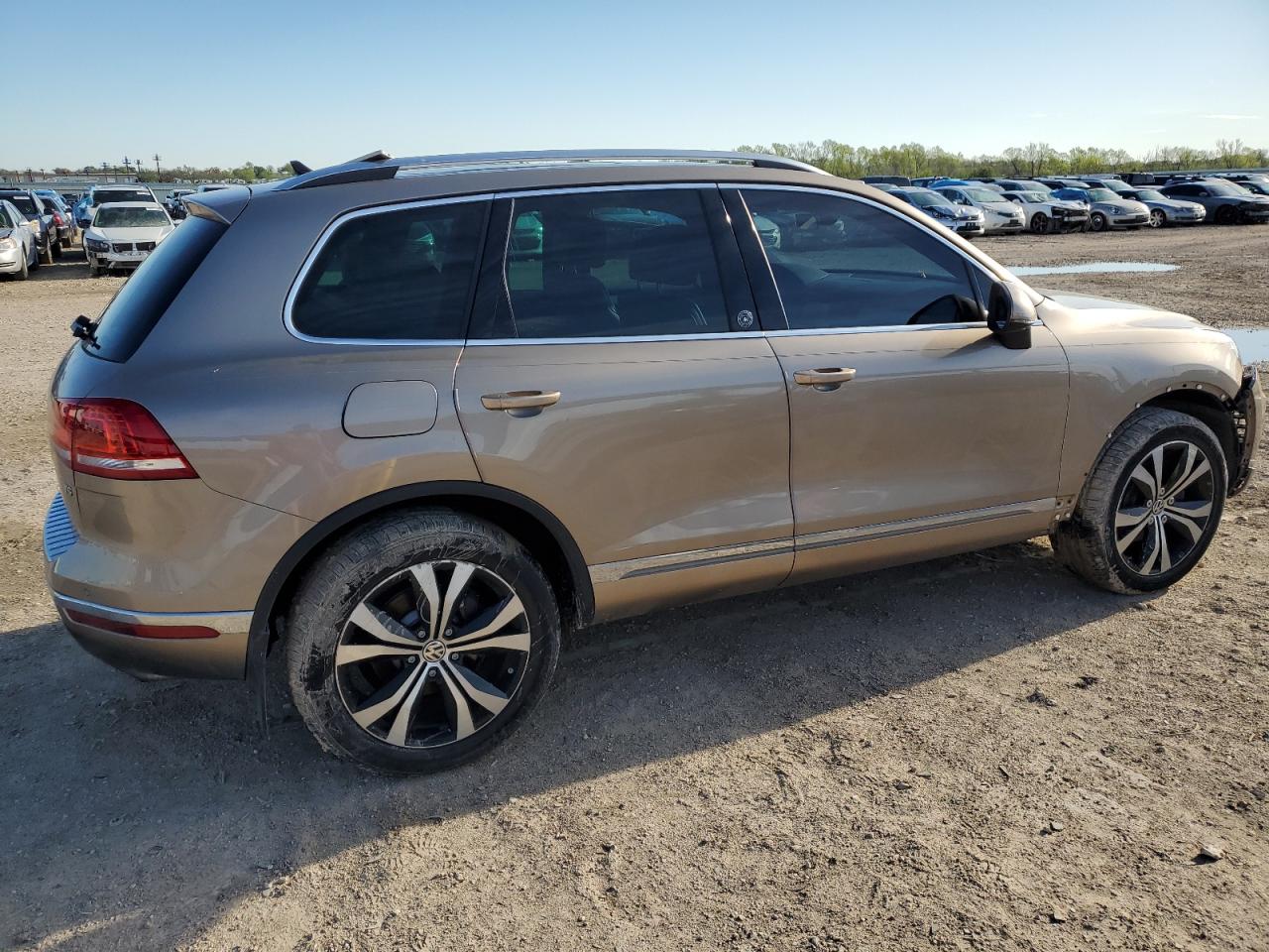 WVGRF7BP9HD001611 2017 Volkswagen Touareg Wolfsburg