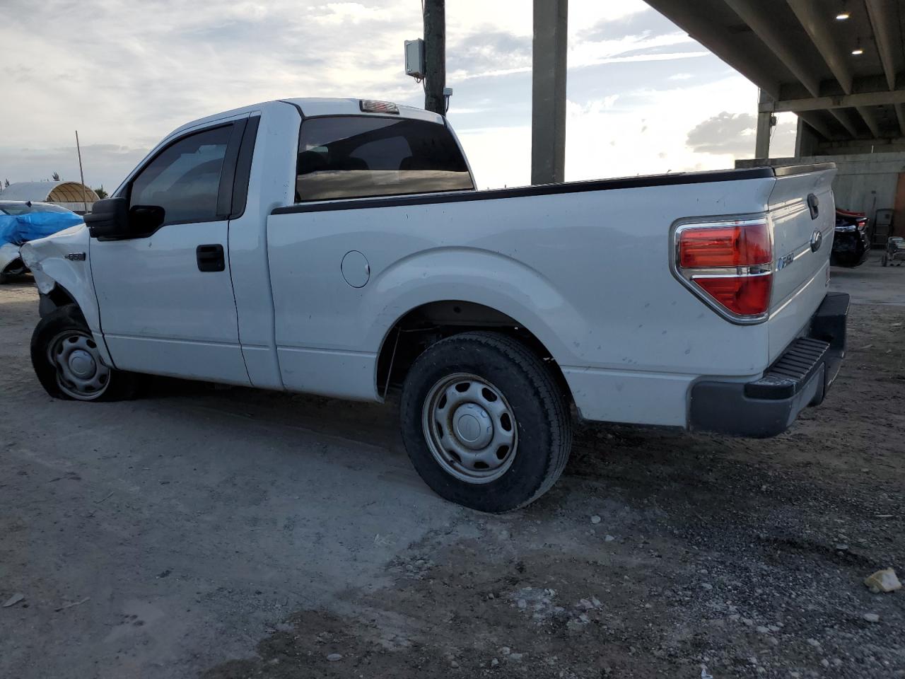 2013 Ford F150 vin: 1FTMF1CM0DFC13960