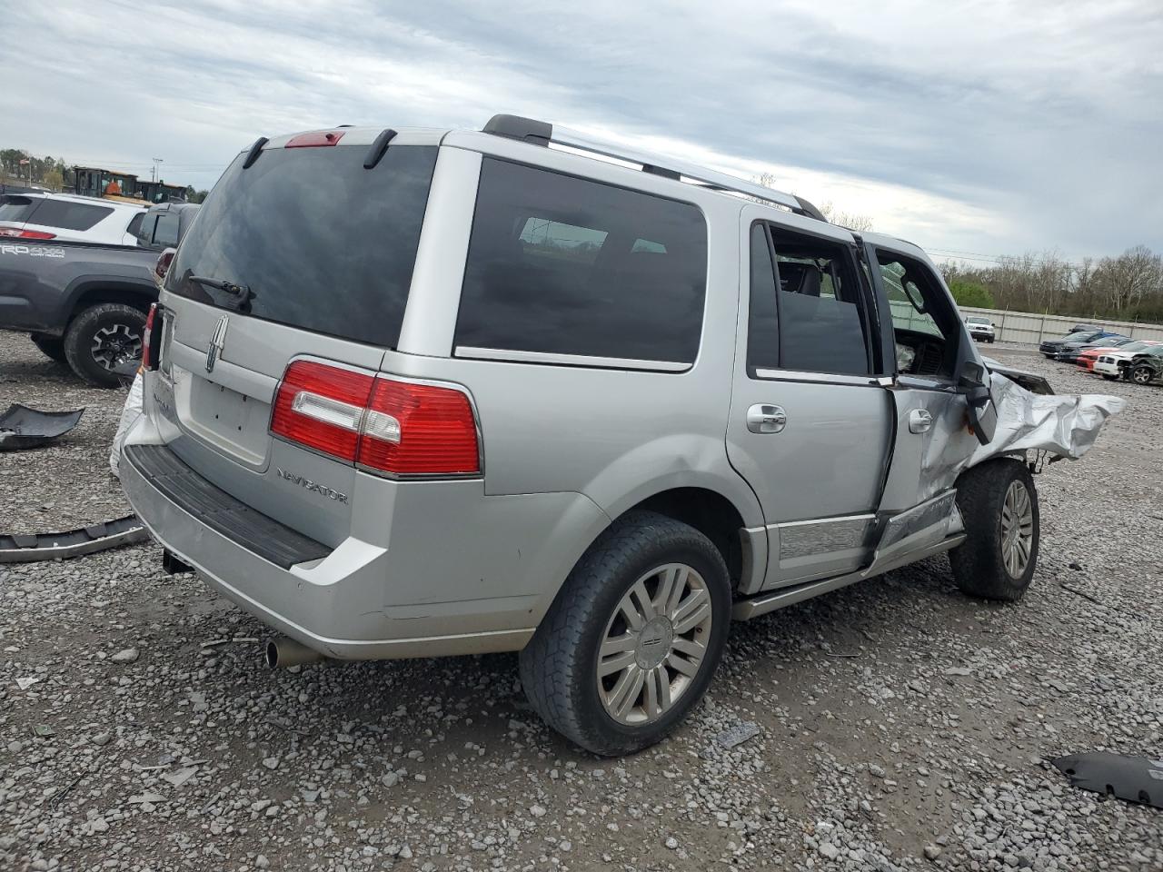 5LMJJ2H5XBEJ08203 2011 Lincoln Navigator