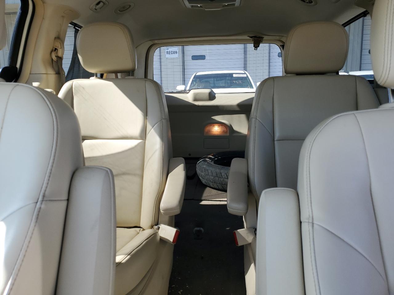 2V4RW3D1XAR281781 2010 Volkswagen Routan Se