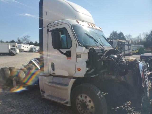Lot #2409461760 2015 FREIGHTLINER CASCADIA 1 salvage car
