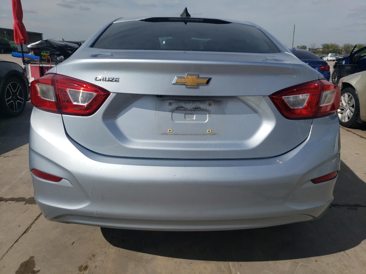 2018 Chevrolet Cruze Ls vin: 1G1BC5SM7J7220198