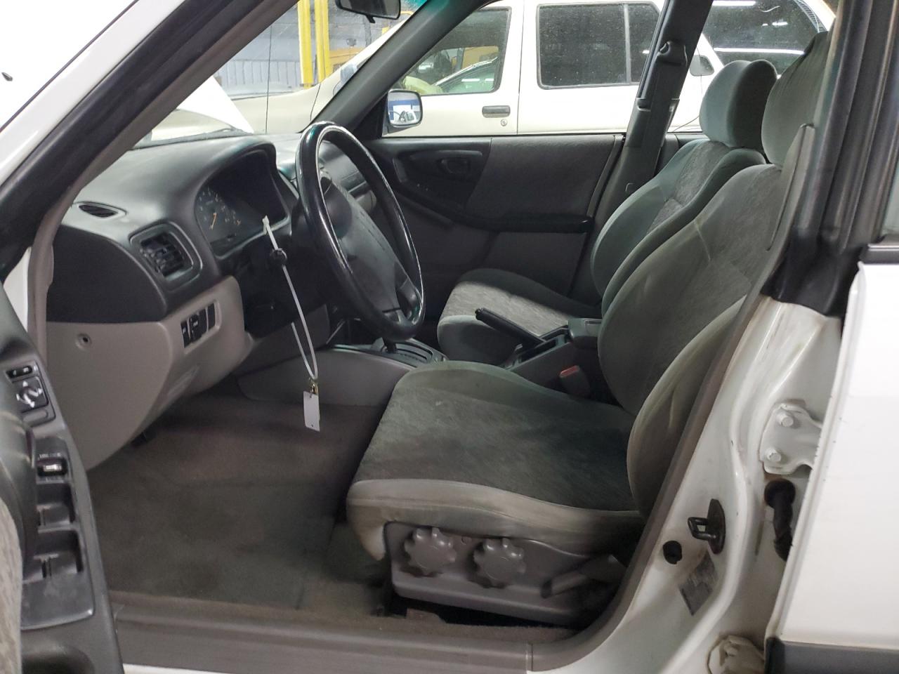 JF1SF6357YH710517 2000 Subaru Forester L