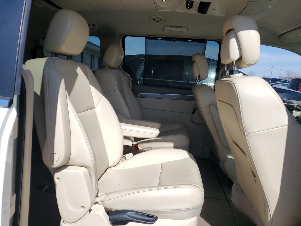 2V4RW3D1XAR281781 2010 Volkswagen Routan Se