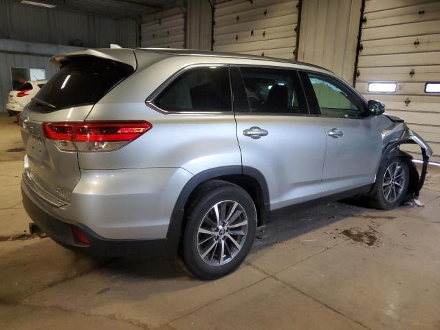 VIN 5TDJZRFH5KS923358 2019 Toyota Highlander, SE no.3