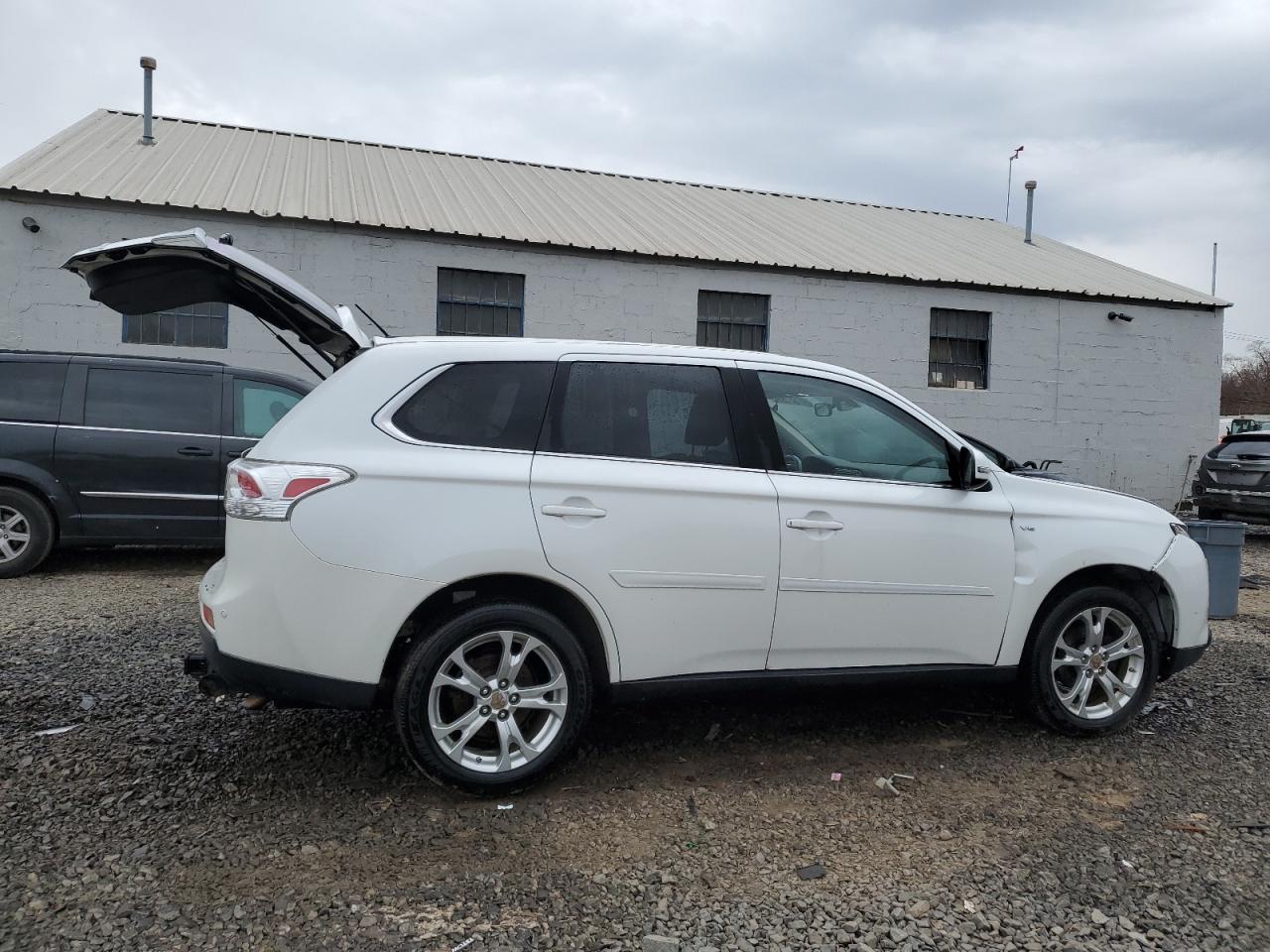 Lot #2491910117 2014 MITSUBISHI OUTLANDER