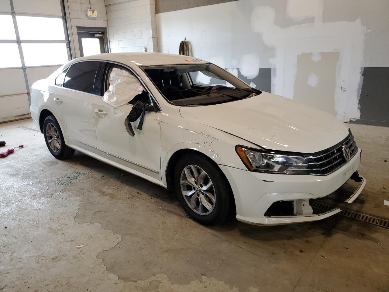 1VWAT7A35HC033869 2017 Volkswagen Passat S