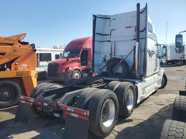 Lot #2427706952 2013 VOLVO VN VNL salvage car