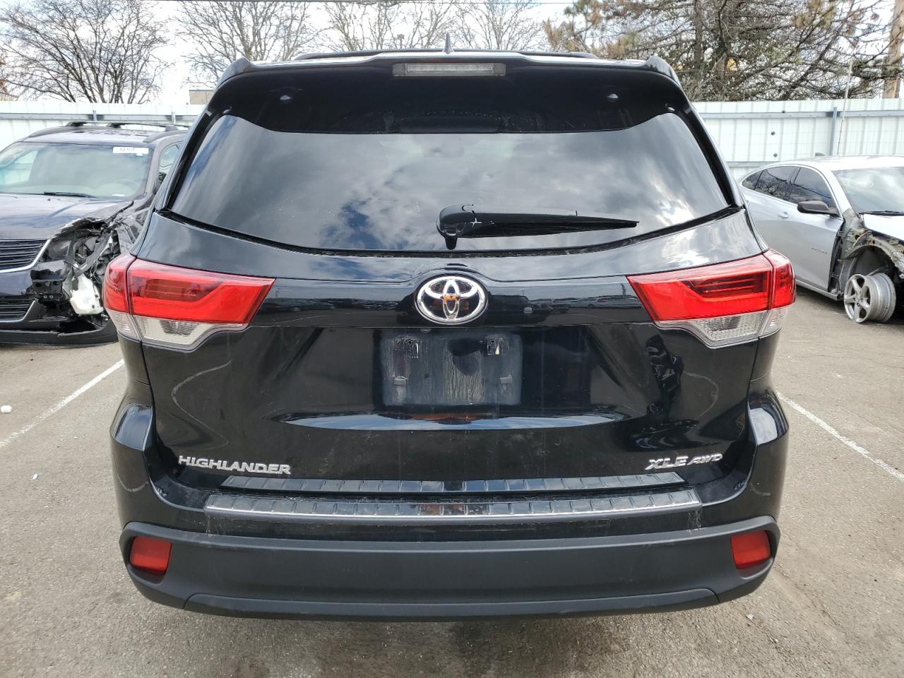5TDJZRFH1KS611618 2019 Toyota Highlander Se