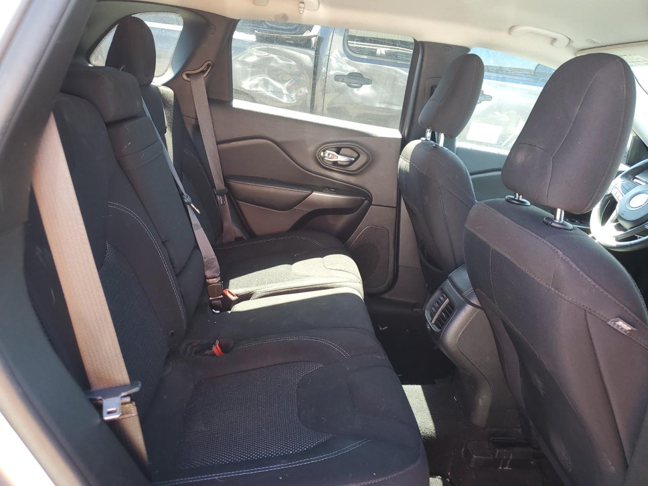 1C4PJLCB2KD344712 2019 Jeep Cherokee Latitude