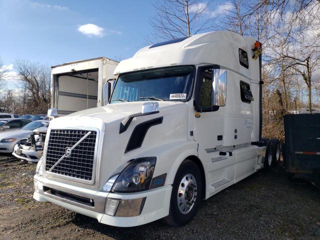 Lot #2394861283 2013 VOLVO VN VNL salvage car