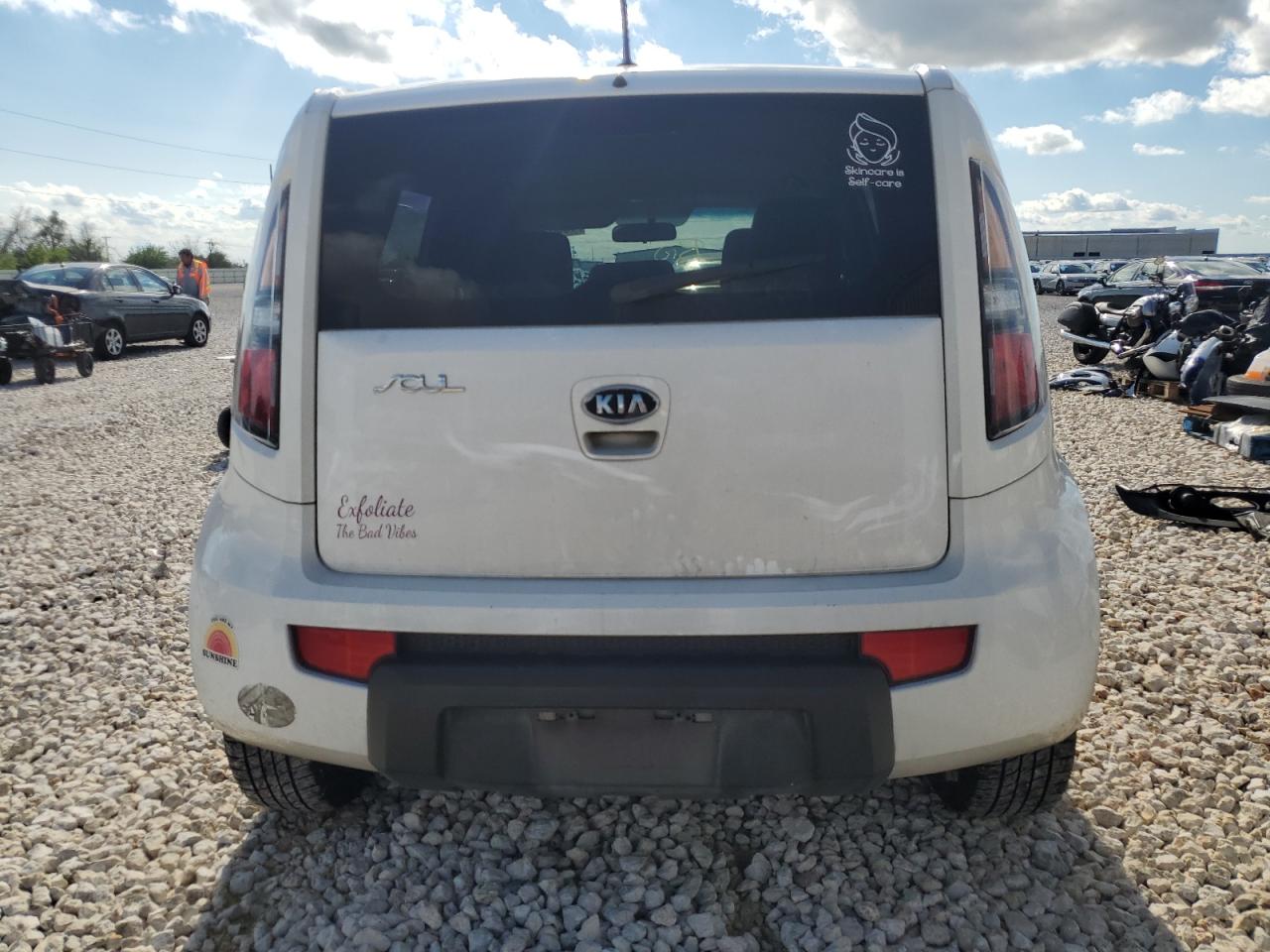 KNDJT2A26B7723370 2011 Kia Soul +