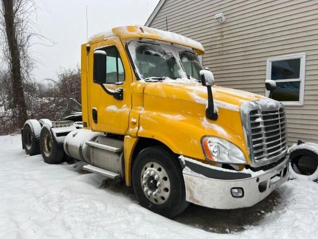 Lot #2390141057 2013 FREIGHTLINER CASCADIA 1 salvage car