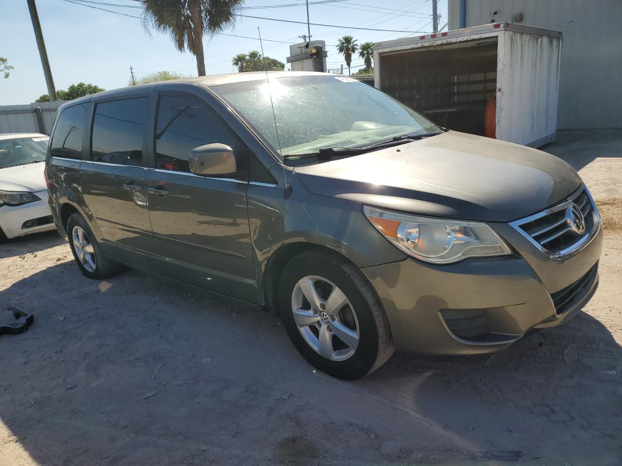 2V4RW3D13AR306018 2010 Volkswagen Routan Se