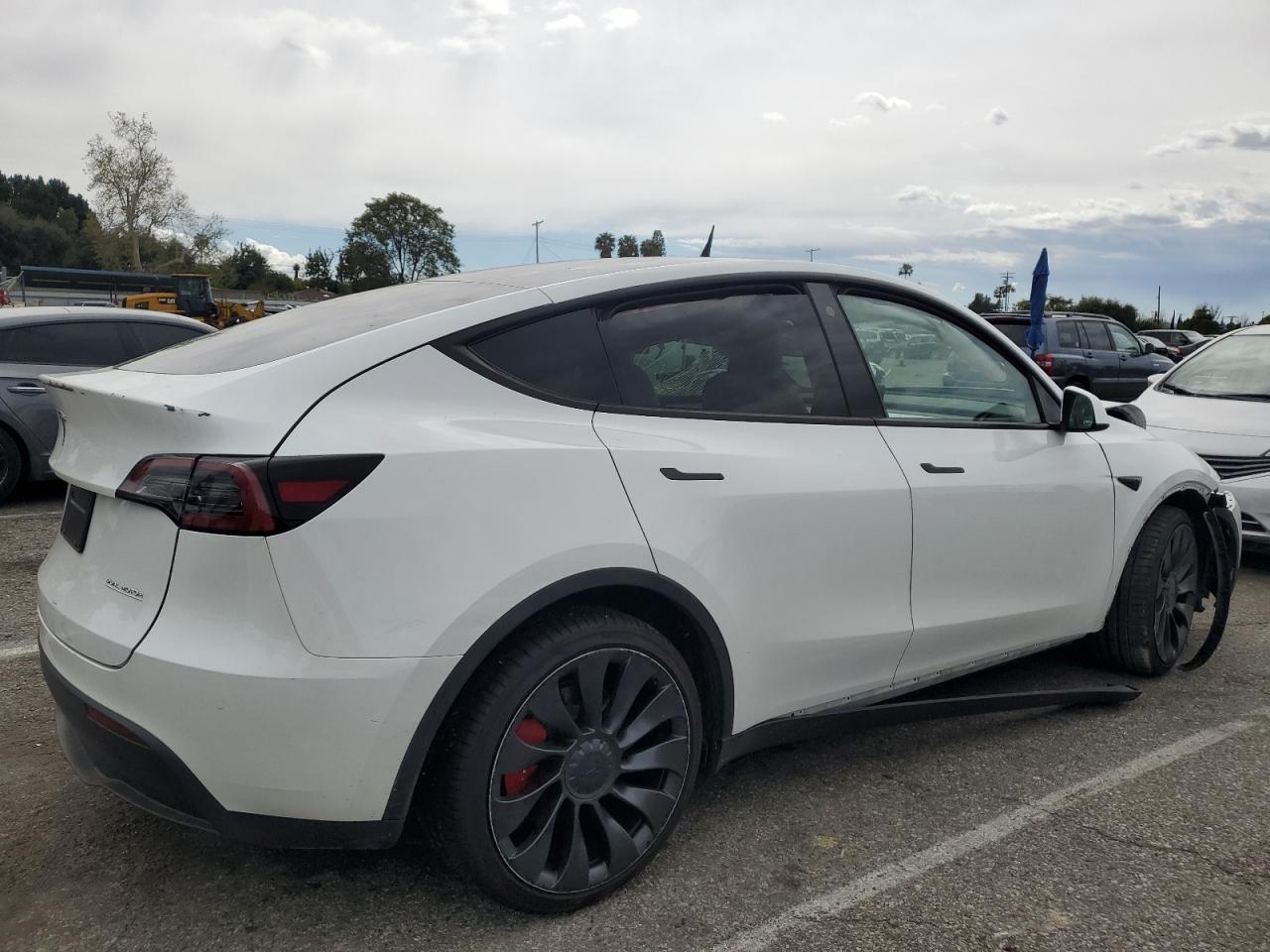 2023 Tesla Model Y vin: 7SAYGDEF8PF596279