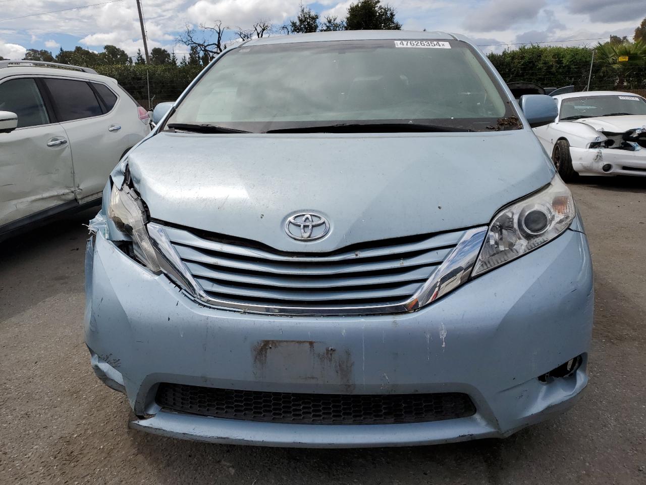 Lot #2519456807 2017 TOYOTA SIENNA LE