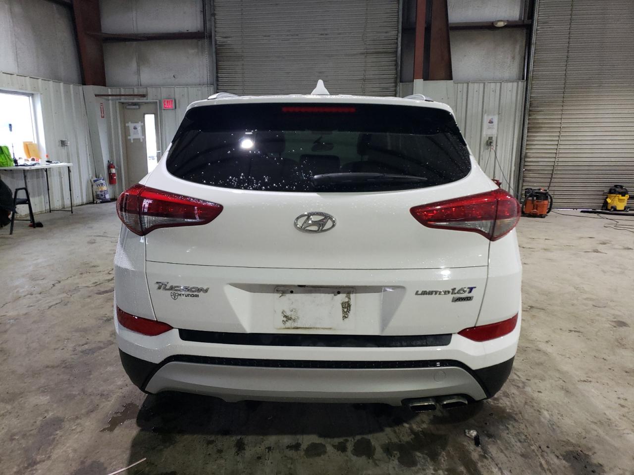 KM8J3CA23JU655577 2018 Hyundai Tucson Value