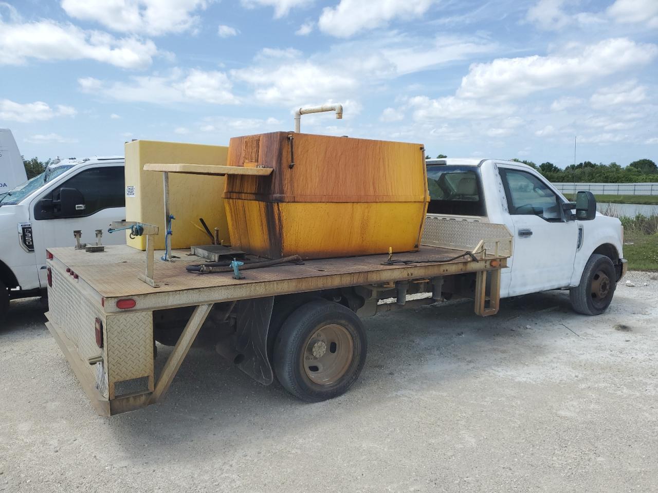 VIN: 1FDRF3G61HED05003 2017 FORD F350