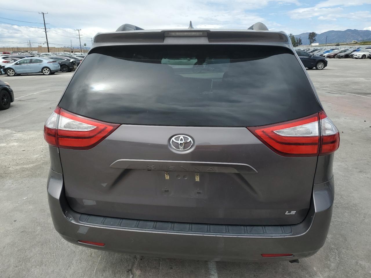 2019 Toyota Sienna Le vin: 5TDKZ3DC8KS995616