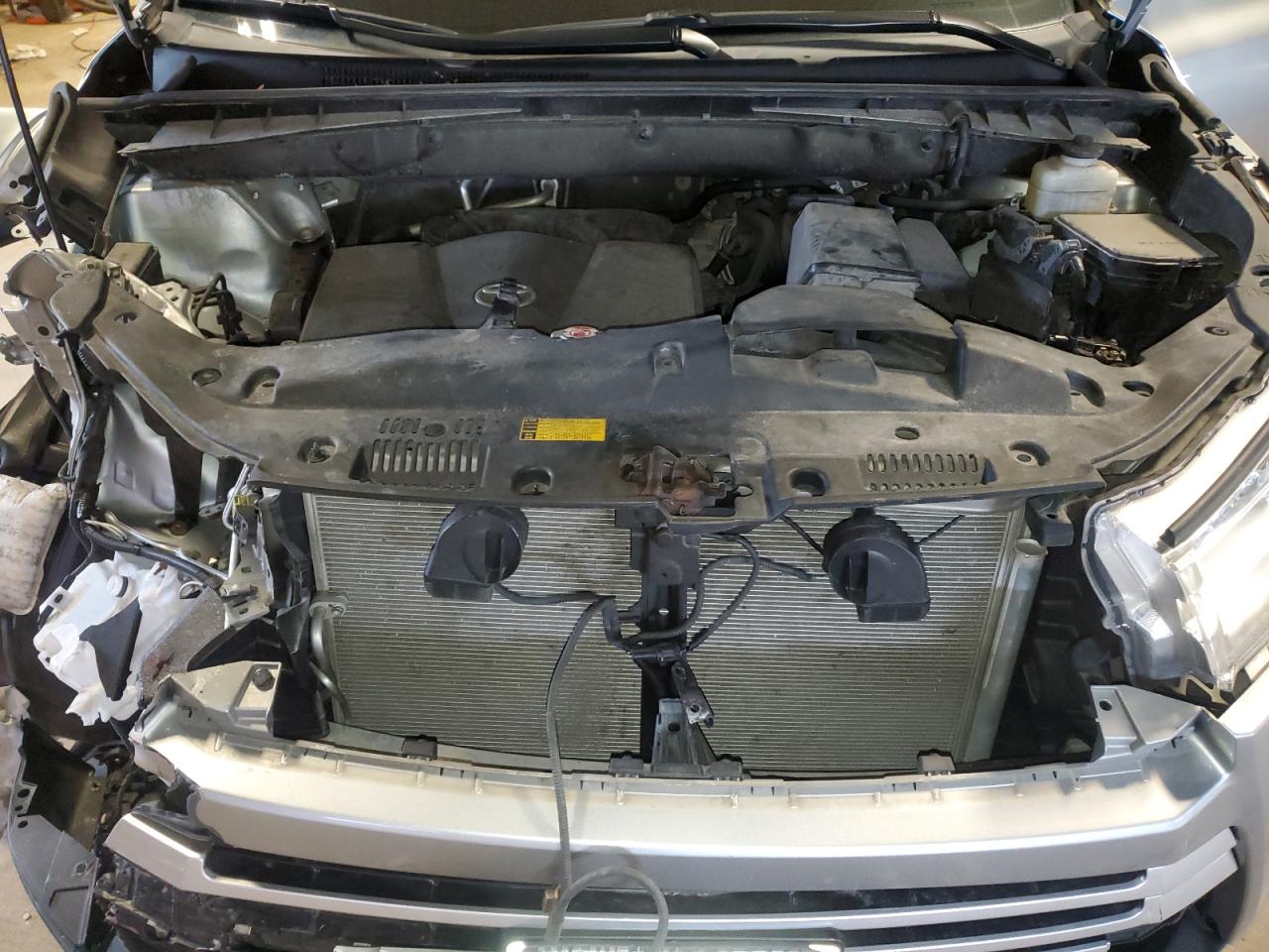 5TDJZRFH5KS923358 2019 Toyota Highlander Se