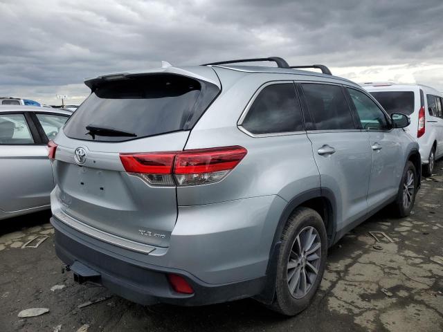 VIN 5TDJZRFH1KS613983 2019 Toyota Highlander, SE no.3