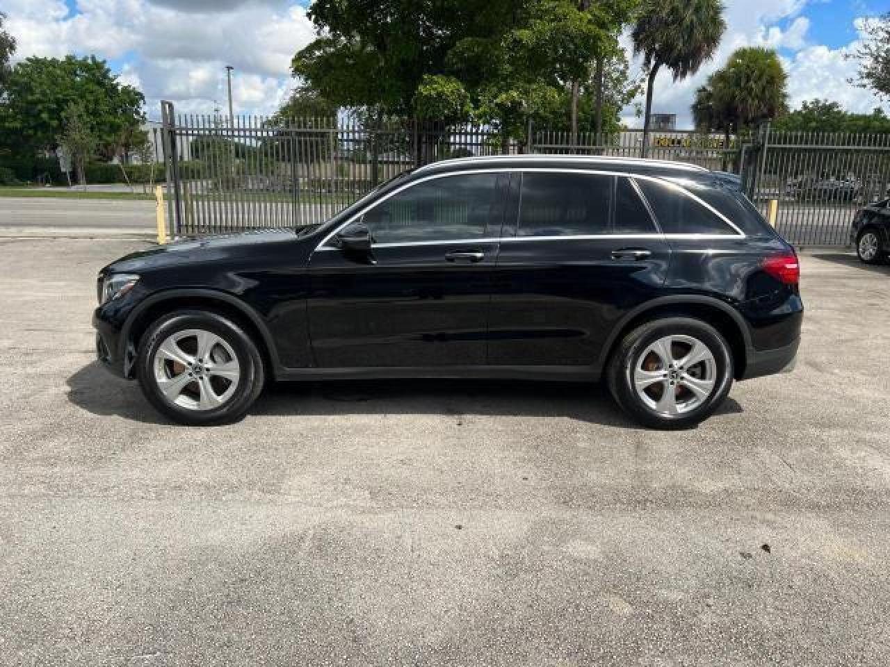 2018 Mercedes-Benz Glc 300 vin: WDC0G4JB0JV084144