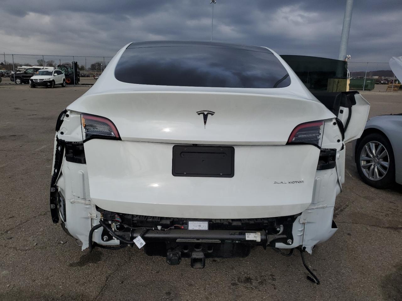 5YJYGAEE5MF148810 2021 Tesla Model Y