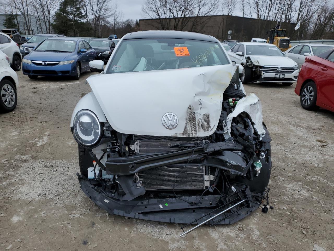 3VWJD7AT2KM713716 2019 Volkswagen Beetle Se