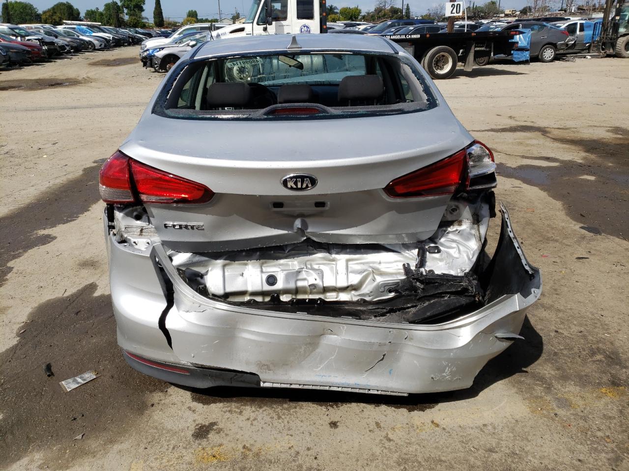 3KPFK4A76JE236605 2018 Kia Forte Lx