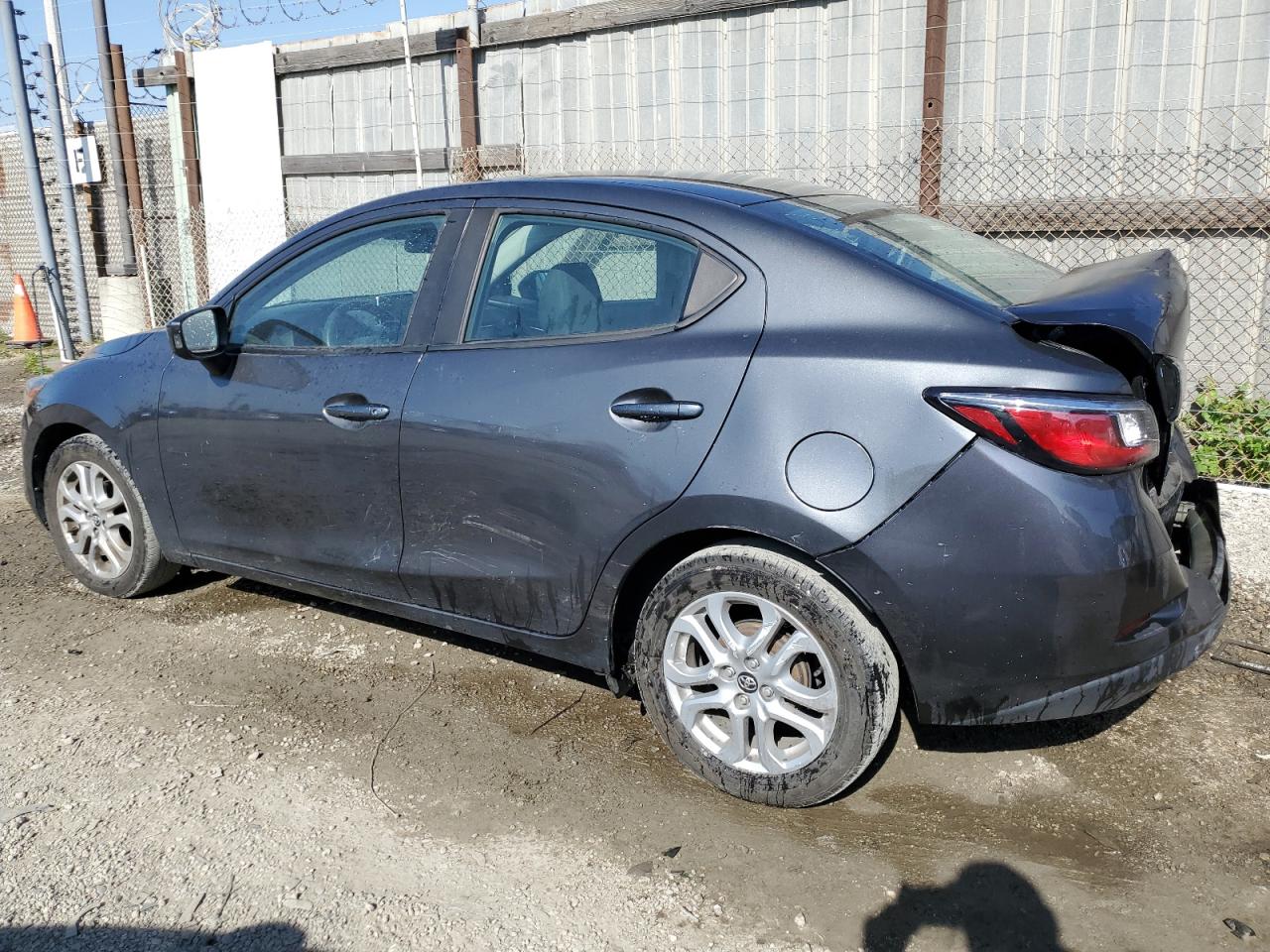 3MYDLBYV0JY315426 2018 Toyota Yaris Ia