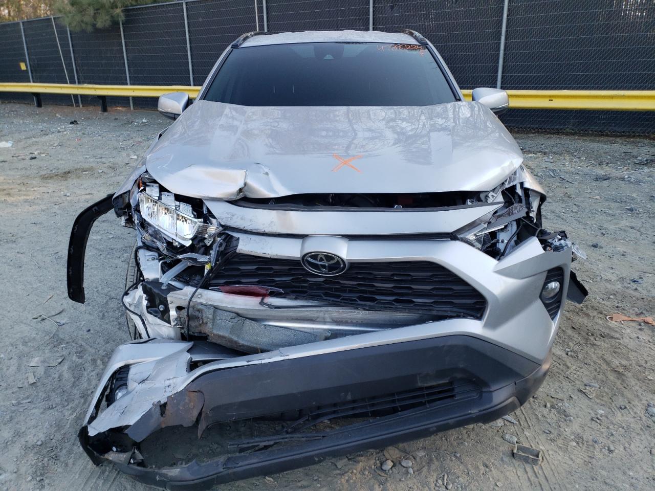 2T3P1RFV4MW225722 2021 Toyota Rav4 Xle