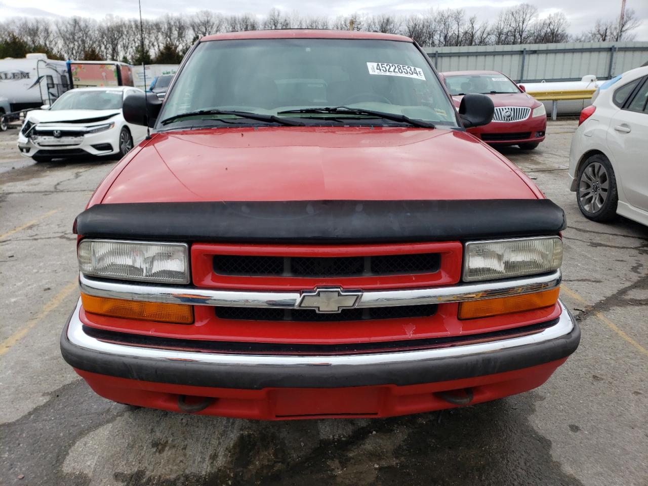 1GNDT13W8Y2165557 2000 Chevrolet Blazer