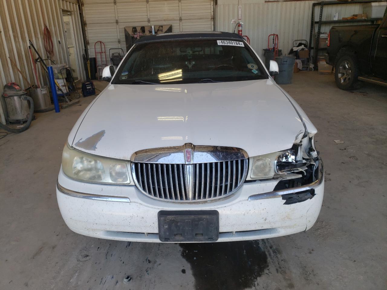 Lot #2397241808 2001 LINCOLN TOWN CAR S