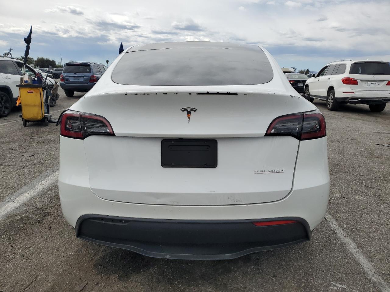 2023 Tesla Model Y vin: 7SAYGDEF8PF596279