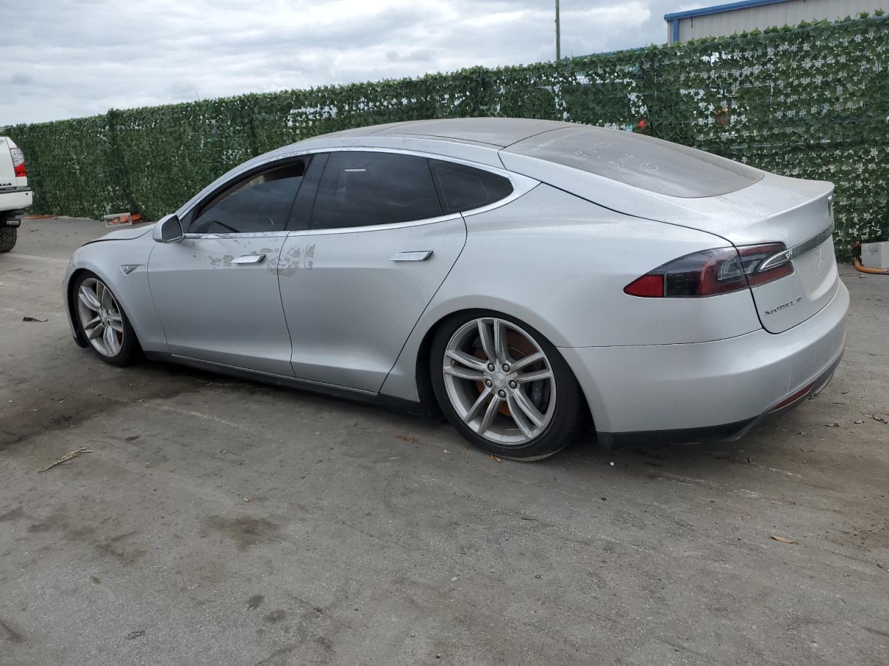 2013 Tesla Model S vin: 5YJSA1AC3DFP10957