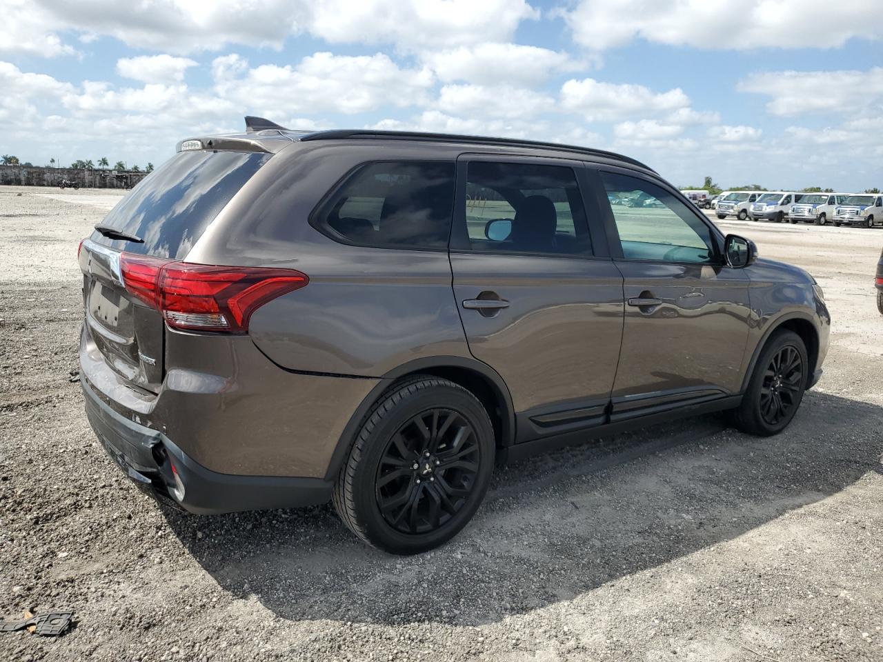 JA4AD3A30JZ044638 2018 Mitsubishi Outlander Se