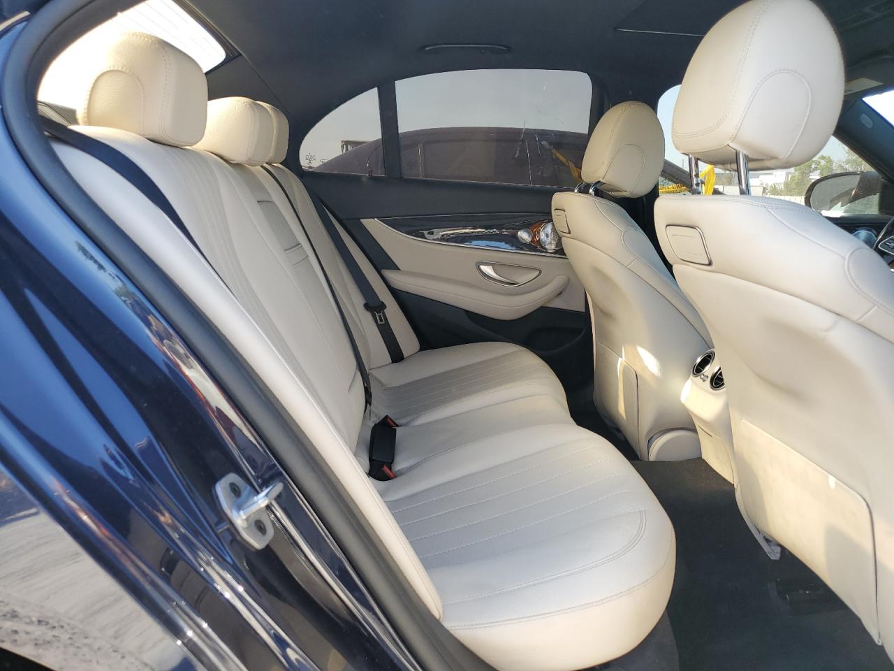 2019 Mercedes-Benz E 300 vin: WDDZF4JB6KA577390