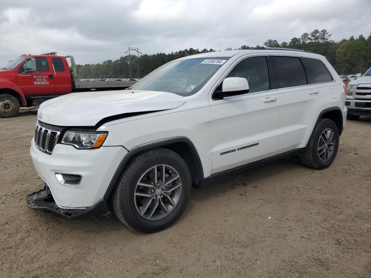 1C4RJEAG9JC300696 2018 Jeep Grand Cherokee Laredo