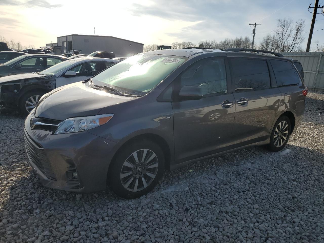 TOYOTA SIENNA XLE