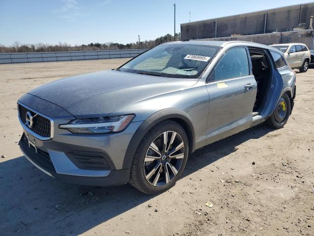 VOLVO V60 CROSS