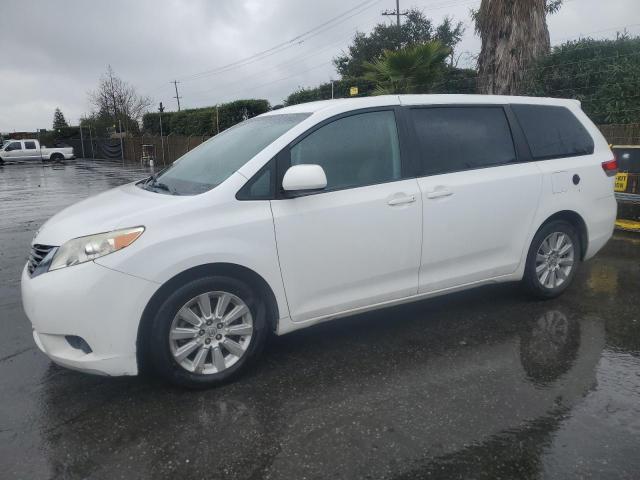 TOYOTA SIENNA LE