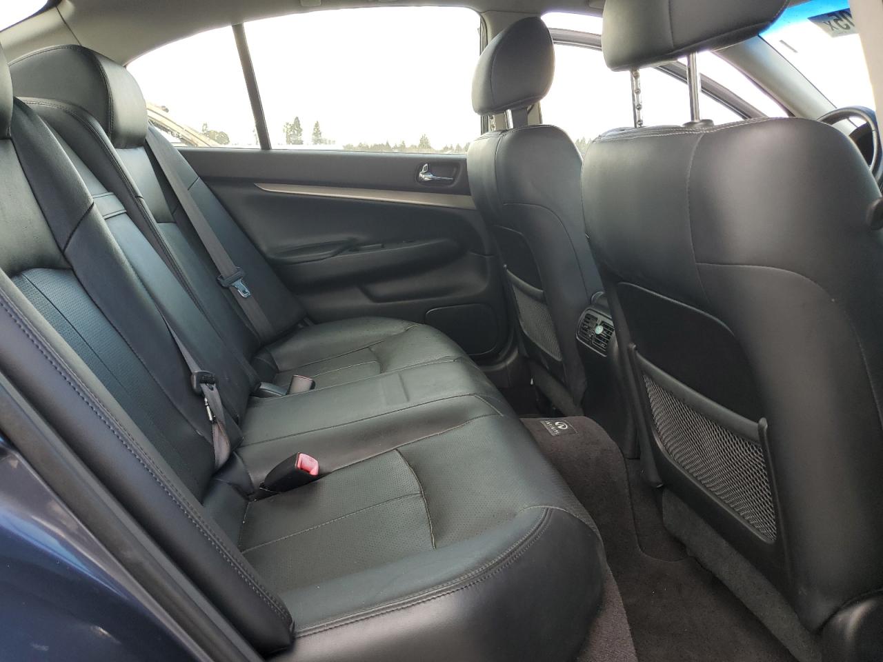 Infiniti G37 base 2012