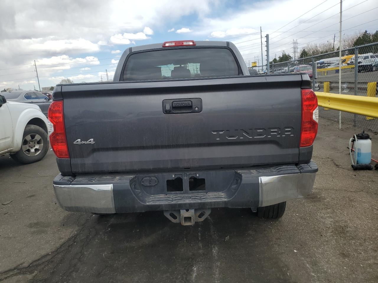 TOYOTA TUNDRA CREWMAX SR5