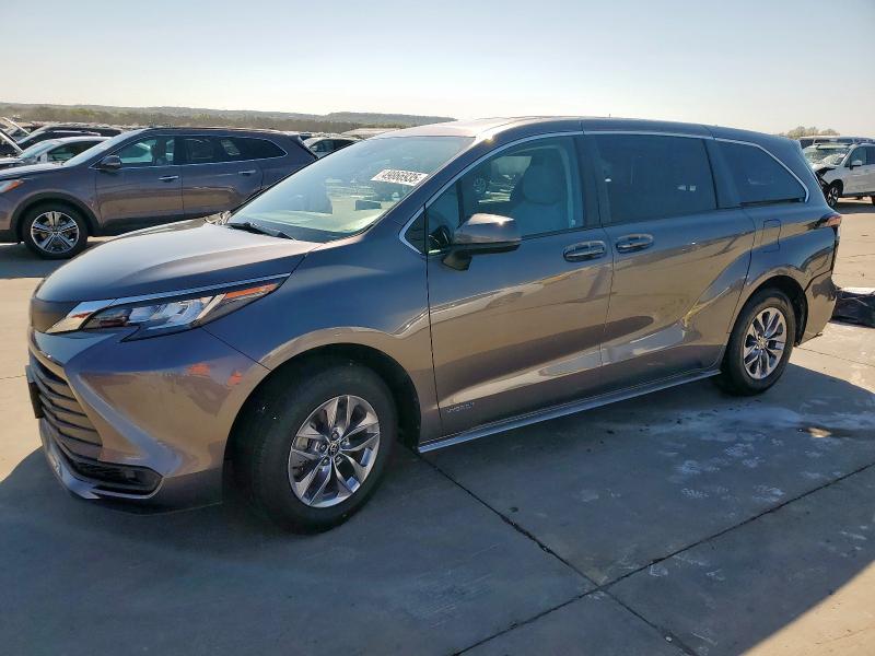 TOYOTA SIENNA LE