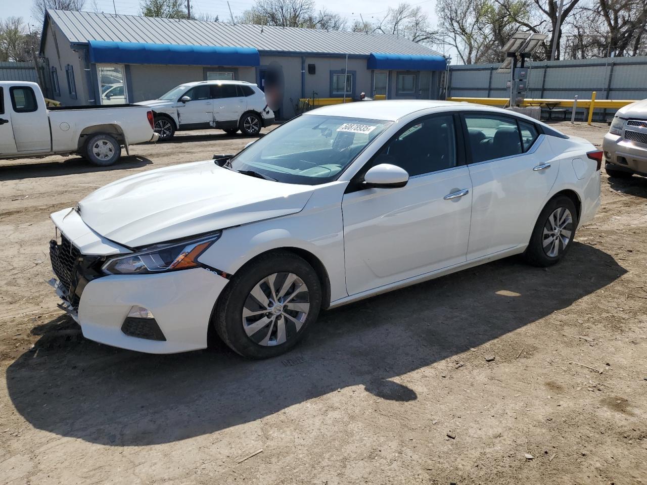  Salvage Nissan Altima