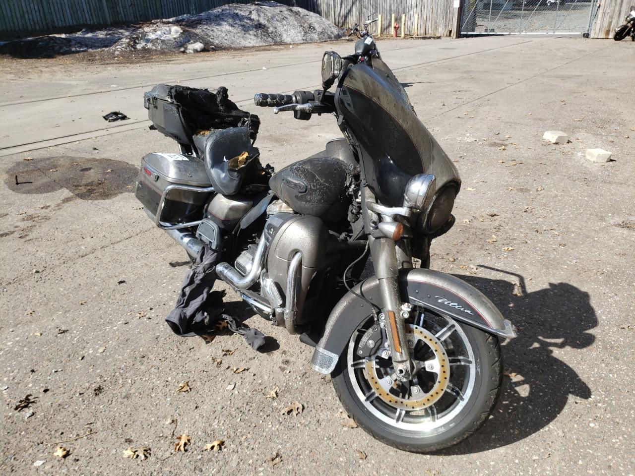 1HD1FCC19HB623981 HARLEY-DAVIDSON FLHTCU ULT 2017