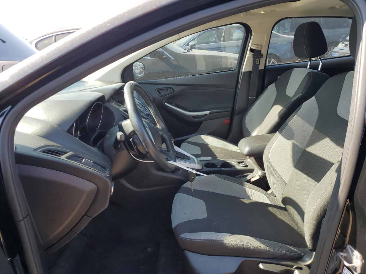 1FAHP3F22CL278318 2012 Ford Focus Se