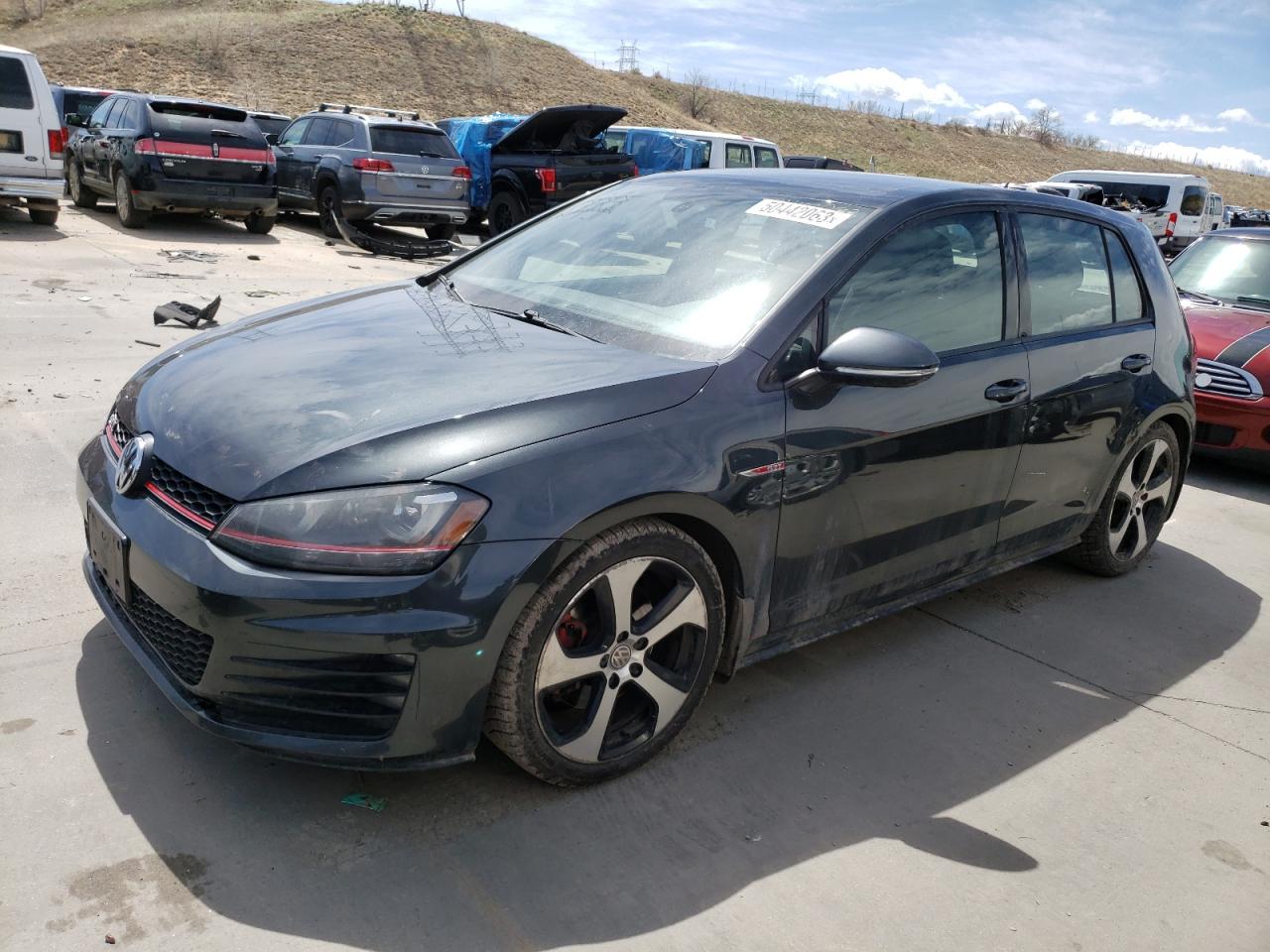 Чёрный Volkswagen Golf GTI 2015