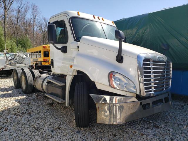 Lot #2438165285 2014 FREIGHTLINER CASCADIA 1 salvage car